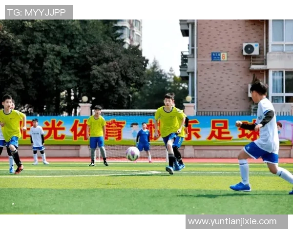 足球明星的孩子们在绿茵场上展现才华激烈角逐精彩比赛瞬间