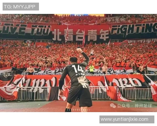 足球明星闪耀野球场激情对决引发球迷热烈追捧