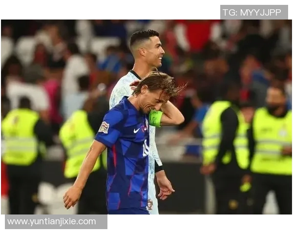 中老年足球明星同框合影展现岁月风采与足球激情的完美结合