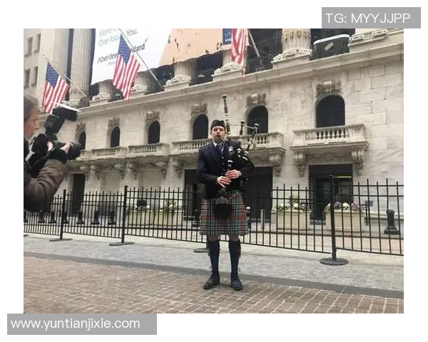 郑州街头意外邂逅足球明星究竟是谁引发众人围观和热议 郑州街头意外邂逅足球明星究竟是谁引发众人围观和热议